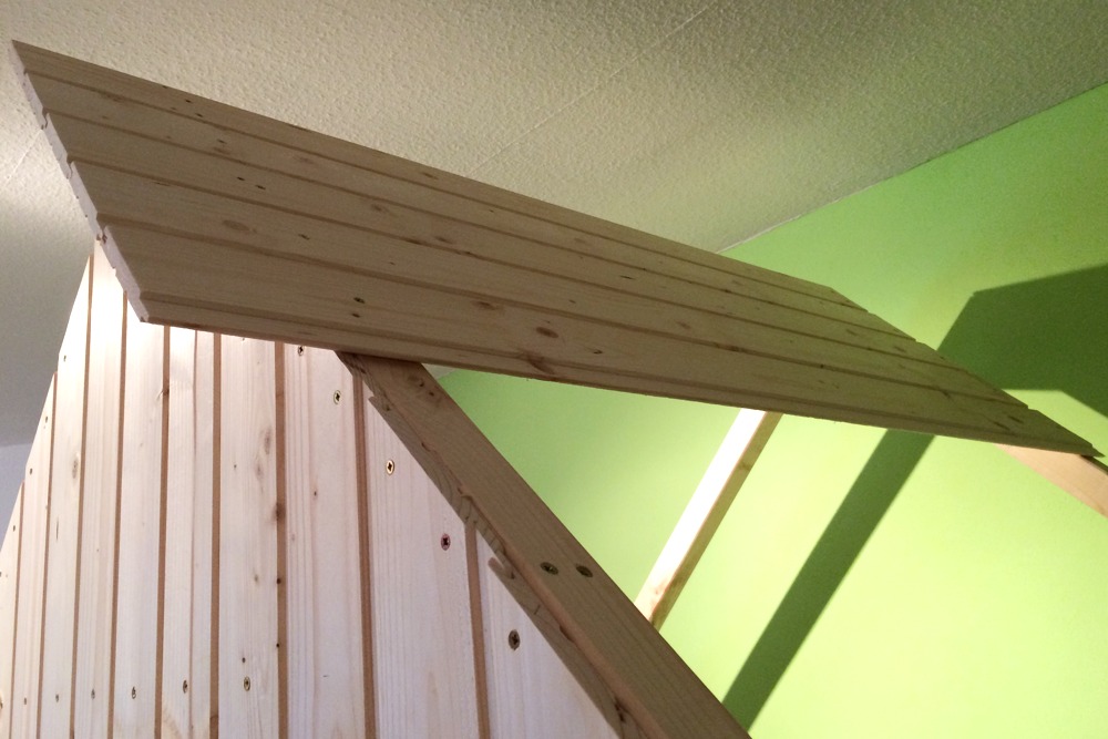 Mit den aufgeschraubten Dachpaneelen sieht das Ganze schon sehr nach richtigem Haus aus.