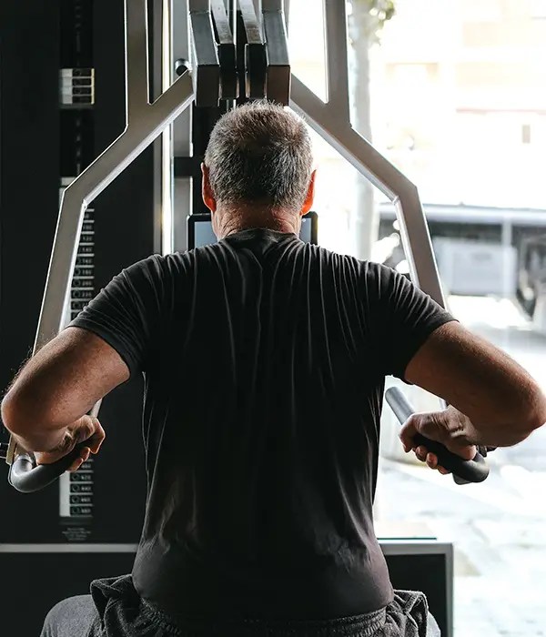 Entrenamiento de fuerza en La Fábrica de Ejercicio, Bilbao, con equipos avanzados y metodología personalizada