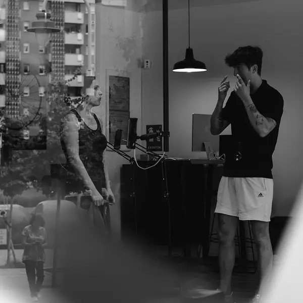 Mujer entrenado junto con un entrenador en el centro de entrenamiento personal La Fábrica del ejercicio, en Bilbao
