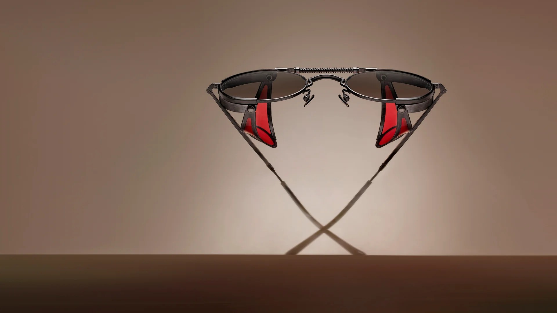 Gafa metálica estilo cyberpunk, inspirada en las películas de Terminator. Forma rectangular envolvente, agresiva y futurista. Color: Titanio cepillado oscuro con detalles en rojo metálico o oro envejecido.