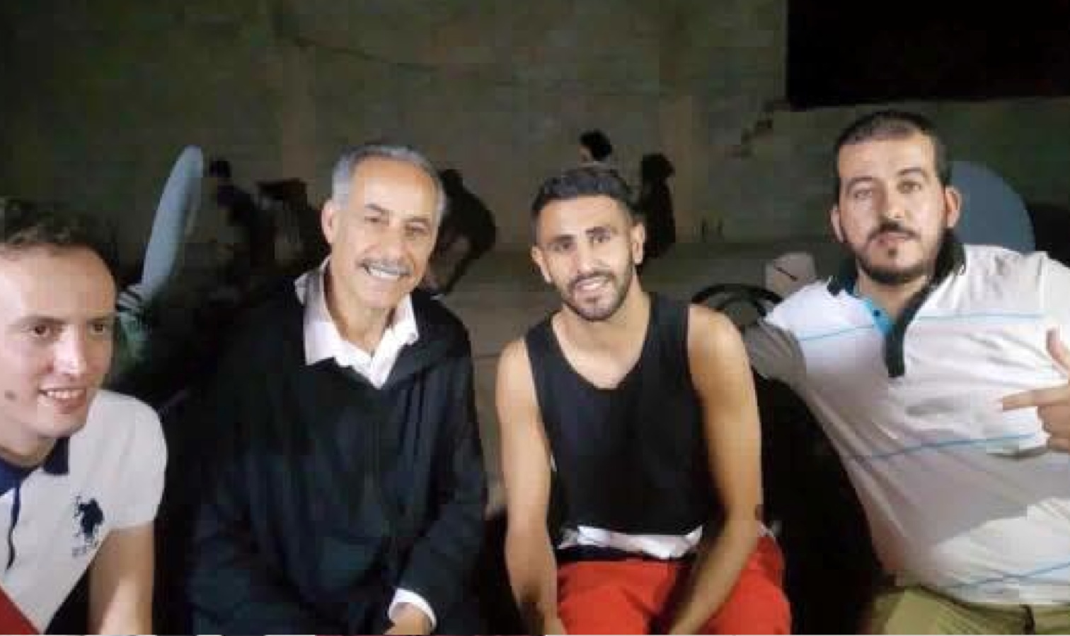 Gratuit Images Riyad Mahrez Honore Par La Wilaya De Tlemcen dernière salutations