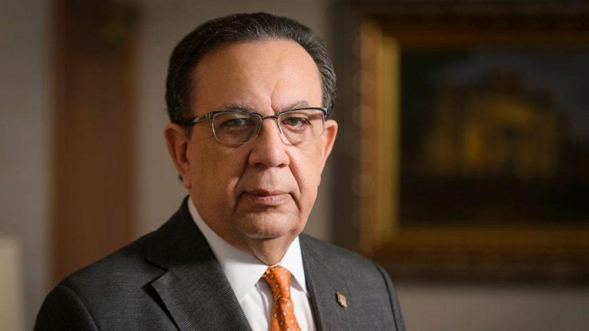 Héctor Valdez Albizu continúa como gobernador del Banco Central