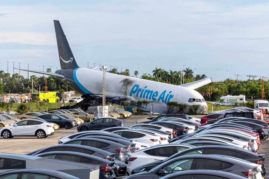 Avión de Amazon que se estrelló en Miami chocó con una furgoneta con siete pasajeros