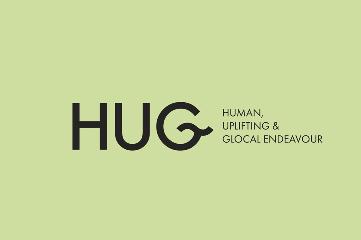 Logótipo HUG com a frase Human, uplifting & glocal endeavour, sobre verde-claro