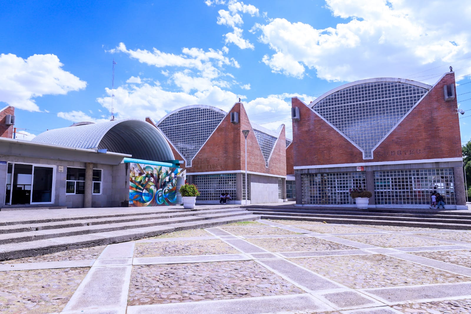 ASÍ COMO KARLA, TÚ TAMBIÉN PUEDES APRENDER A APLICAR UÑAS EN LA CASA DEL ADOLESCENTE