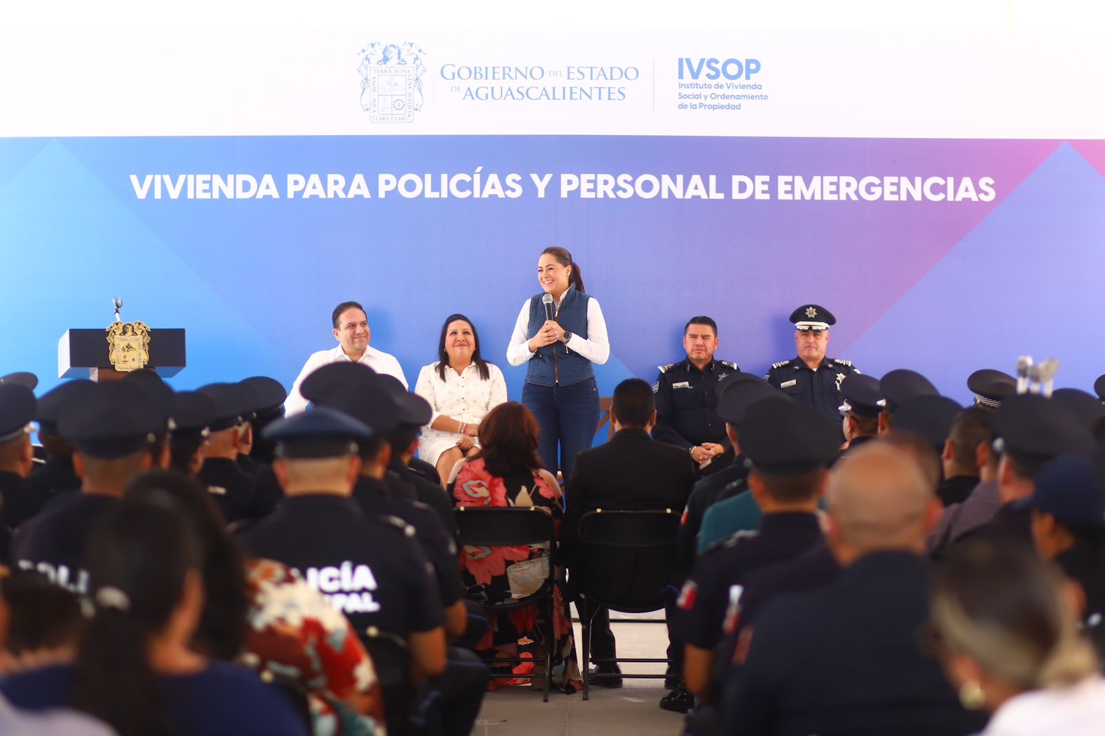 ENTREGA TERE JIMÉNEZ CERTIFICADOS DE VIVIENDA A POLICÍAS Y PERSONAL DE EMERGENCIAS