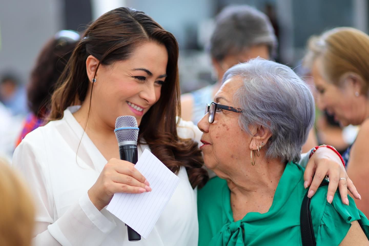 CONVIVE TERE JIMÉNEZ CON ABUELITAS DE AGUASCALIENTES POR EL DÍA DE LAS MADRES