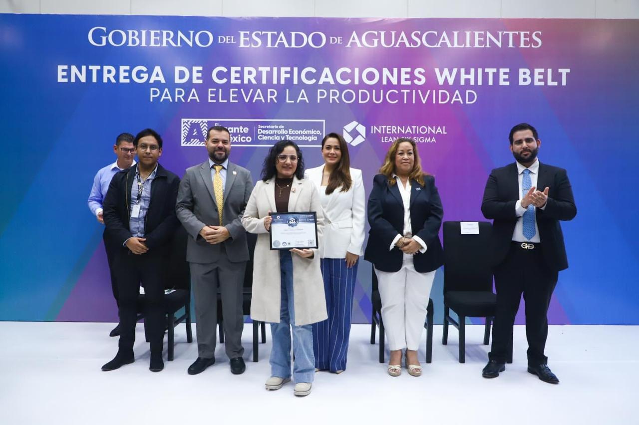 TERE JIMÉNEZ ENTREGA CERTIFICADOS DE MEJORA PRODUCTIVA A TRABAJADORES DE AGUASCALIENTES