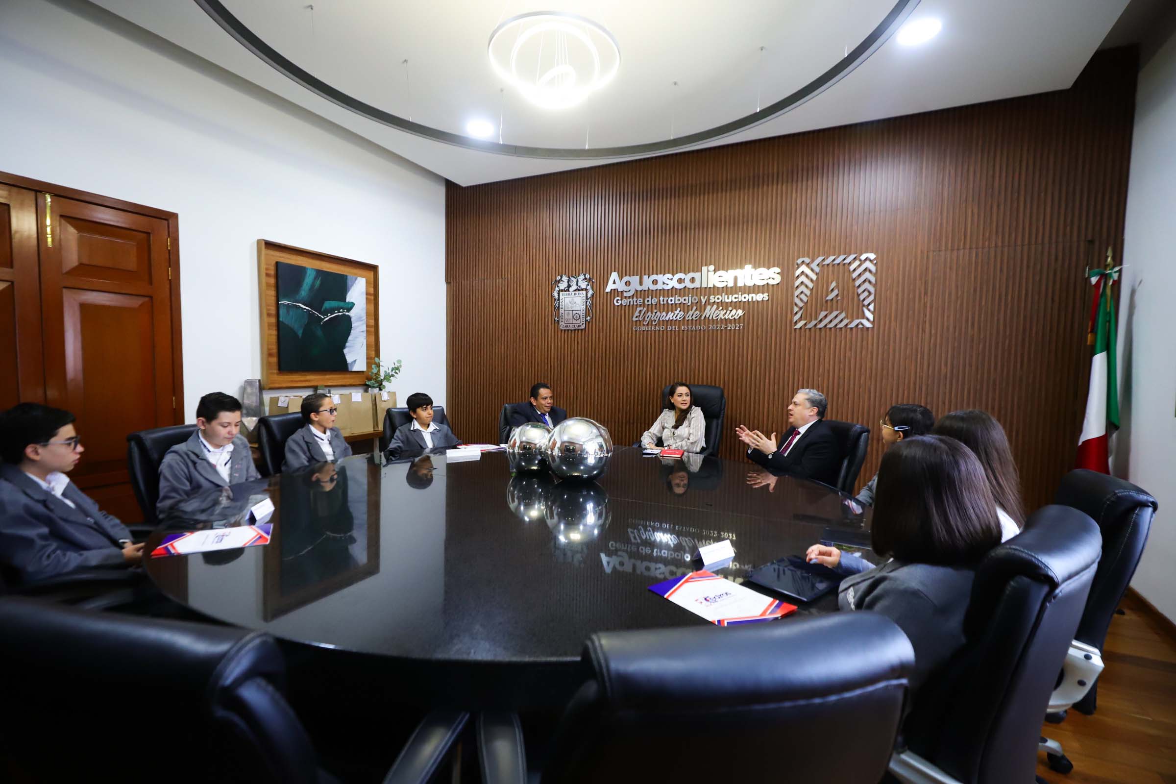 RECONOCE TERE JIMÉNEZ A JÓVENES QUE GANARON SU PASE A LA OLIMPIADA INTERNACIONAL DE MATEMÁTICAS EN SINGAPUR