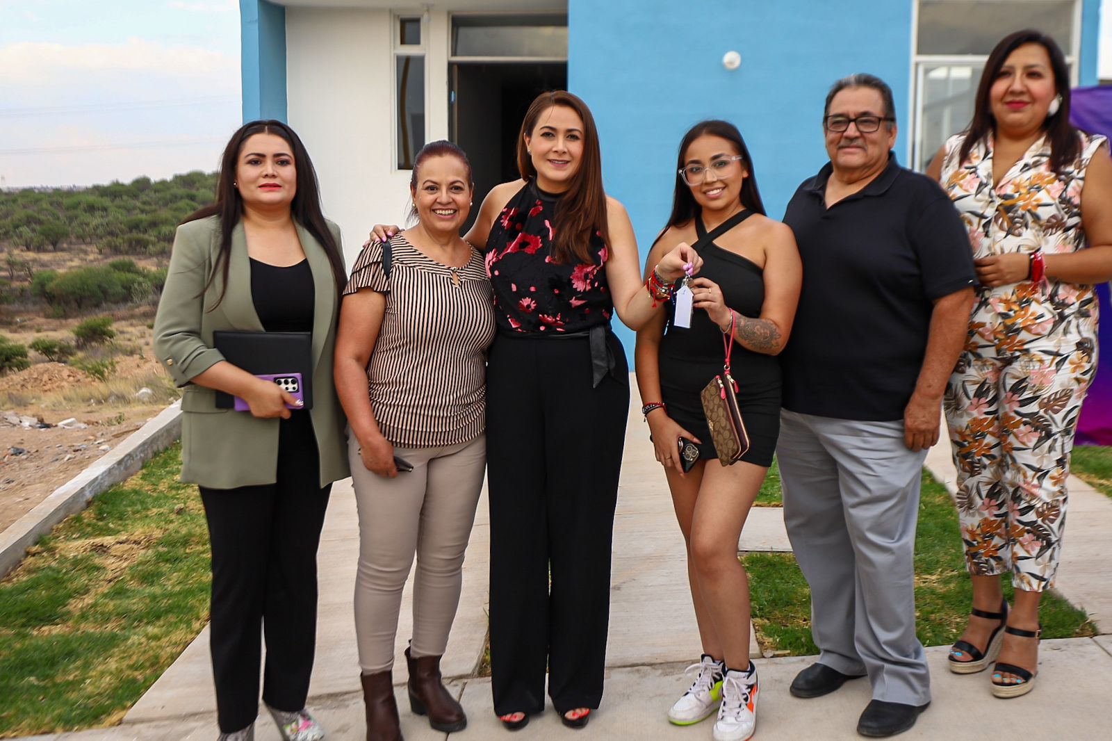 ENTREGA TERE JIMÉNEZ VIVIENDAS A GANADORES DEL SORTEO DEL DÍA DE LA FAMILIA