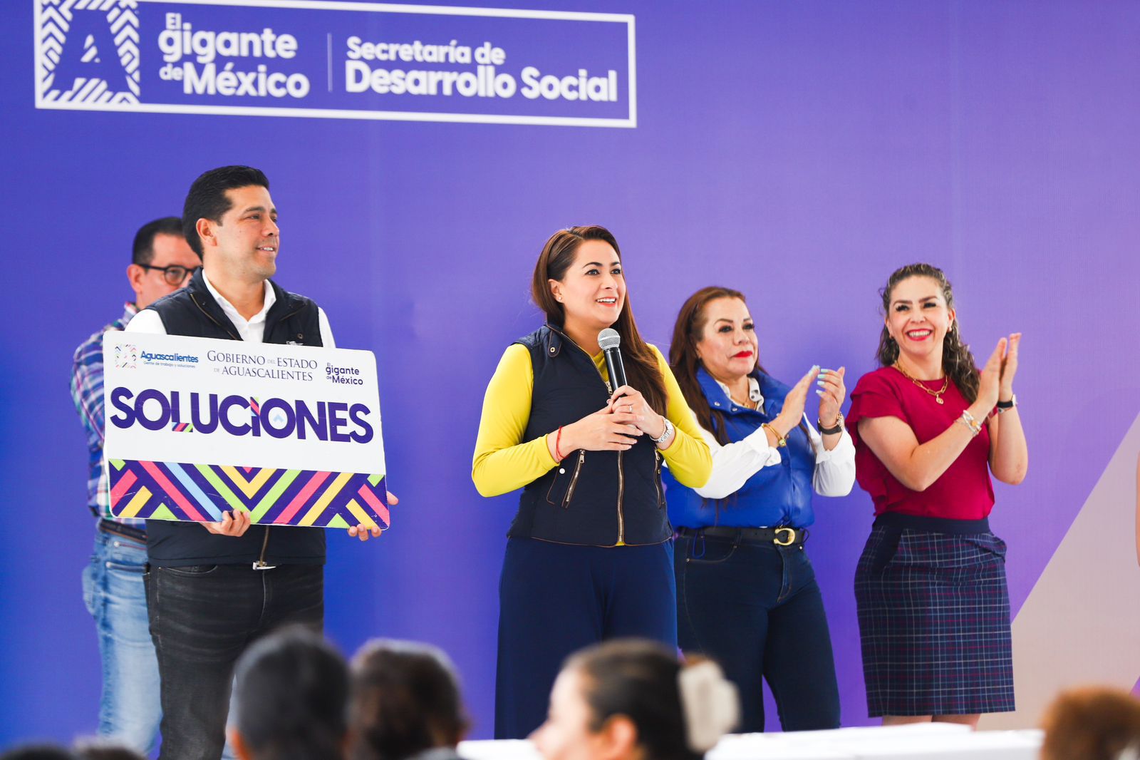 RECONOCE TERE JIMÉNEZ A MUJERES QUE TRABAJAN EN BENEFICIO DE SUS COLONIAS Y COMUNIDADES