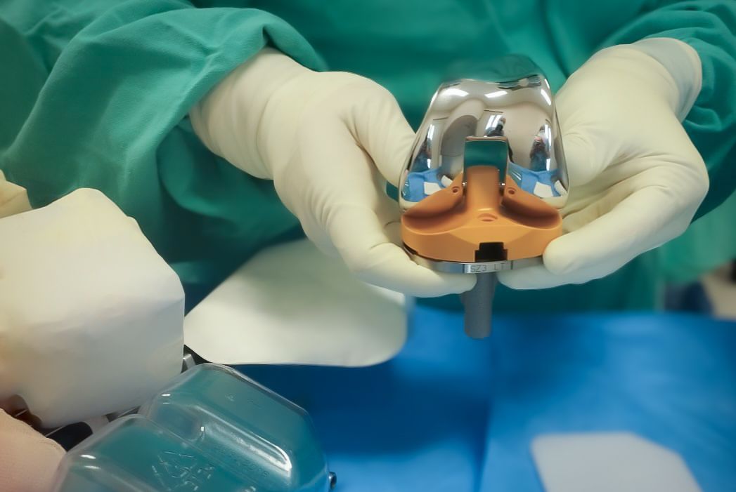 ENTREGAN PRÓTESIS DE RODILLA Y CADERA GRATUITAS EN BENEFICIO DE HABITANTES DE CALVILLO