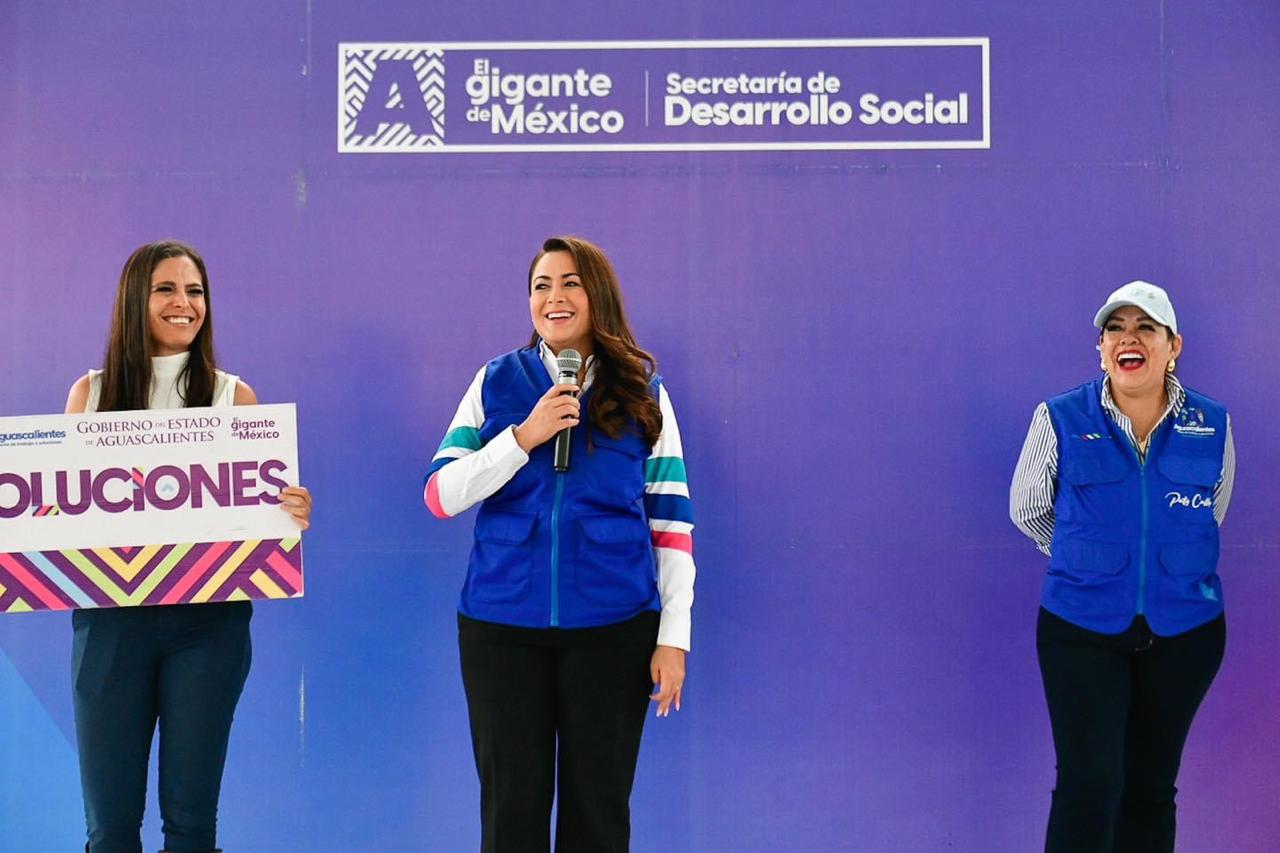 FAMILIAS DE AGUASCALIENTES RECIBEN DE MANOS DE TERE JIMÉNEZ APOYOS PARA MEJORAR SUS VIVIENDAS