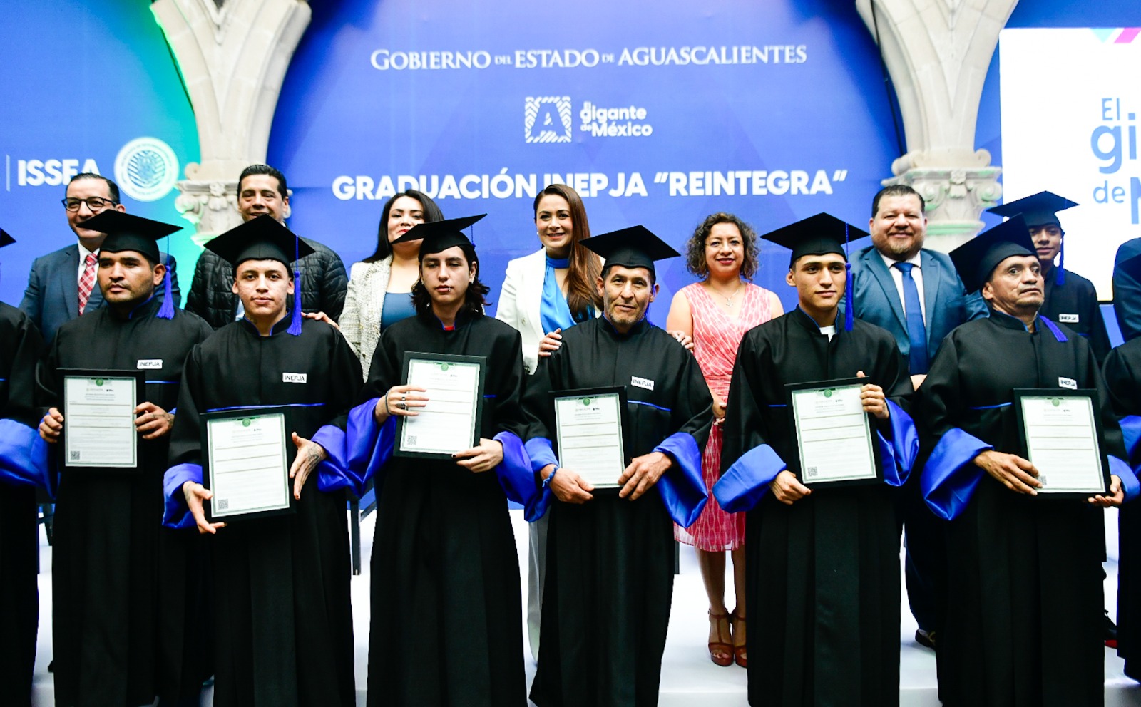 TERE JIMÉNEZ INSPIRA A GRADUADOS DEL PROGRAMA “REINTEGRA” A SEGUIR LUCHANDO POR SUS SUEÑOS