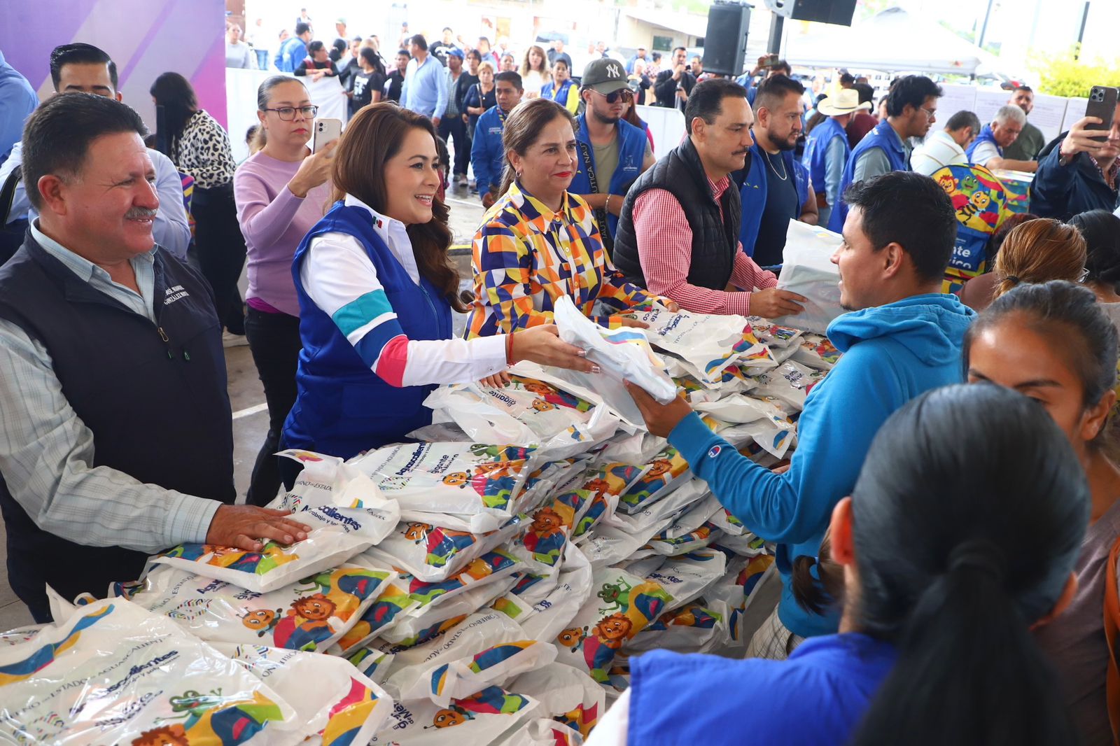 ENTREGA TERE JIMÉNEZ ÚTILES ESCOLARES EN ASIENTOS