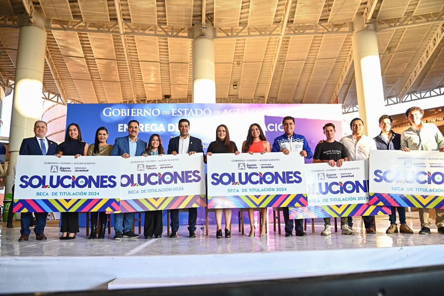 ENTREGA TERE JIMÉNEZ MIL 890 BECAS DE TITULACIÓN A JÓVENES UNIVERSITARIOS