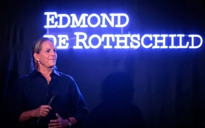 La directora general del grupo del banco suizo Edmond de Rothschild, Ariane de Rothschild, habla durante una conferencia de prensa antes de la presentación del multicasco Ultim Gitana 18 Maxi Edmond de Rothschild en Lorient, noroeste de Francia, el 3 de diciembre de 2025. Foto Afp