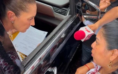 sheinbaum La Presidenta escuchó las demandas del magisterio antes de un acto oficial en Oaxaca. Foto Néstor Jiménez