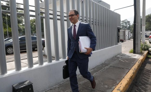 Alejandro Rojas Pruneda Alejandro Rojas Pruneda, abogado de Gilda Susana Lozoya, al llegar al Reclusorio Norte a una audiencia de su defendida. Foto: Jorge Ángel Pablo García