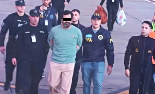 Fernando Farías El ex contralmirante mexicano, Fernando Farías, fue extraditado desde Argentina para enfrentar a la justicia por supuesto 'huachicol' fiscal. Foto: FGR