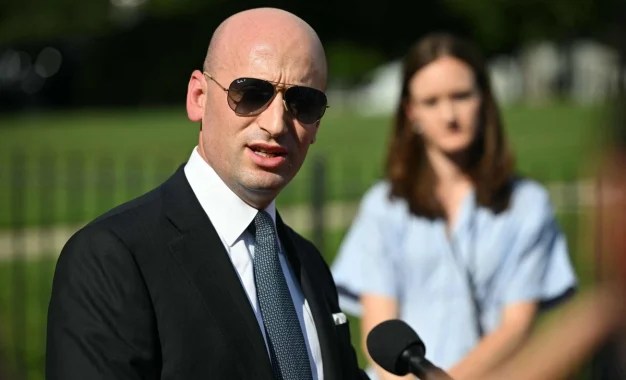 Stephen Miller El asesor de Seguridad Nacional de Estados Unidos, Stephen Miller, habla con periodistas frente al Ala Oeste de la Casa Blanca tras conceder una entrevista. Foto: AFP