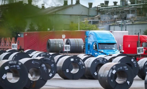 Transporte Un trabajador prepara bobinas de acero para su transporte en una planta de ArcelorMittal Dofasco en Hamilton, Ontario, Canadá. El acero canadiense es uno de los productos más castigados por los aranceles impuestos por el presidente estadunidense Donald Trump. Foto: Afp