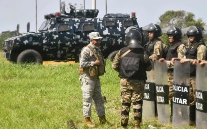 bolivia Policías y militares patrullan una carretera que conecta Cochabamba y La Paz para prevenir bloqueos viales cerca de Yapacani, Santa Cruz, Bolivia, el 25 de agosto de 2026. Agricultores de toda Bolivia anunciaron protestas y bloqueos contra el aumento del precio del diésel. Foto Afp