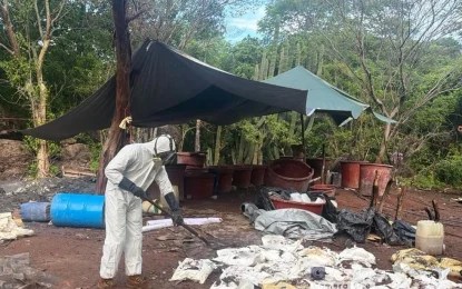 Autoridades federales localizaron e inhabilitaron materiales y equipos empleados presuntamente para la producción de drogas sintéticas en Culiacán. Foto Especial