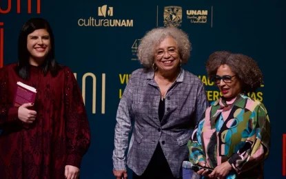 davis Angela Davis (centro) ofreció en la Sala Miguel Covarrubias de la UNAM una conferencia donde reivindicó la esperanza como una herramienta política y defendió el feminismo abolicionista como vía para transformar las estructuras de violencia. Foto Roberto García Ortiz