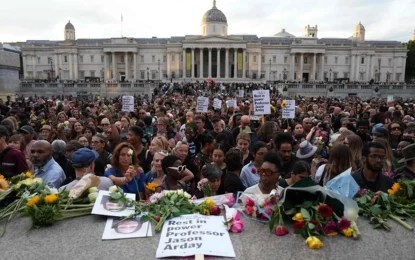 Miles participaron en una vigilia en memoria de Jason Arday. Foto Afp