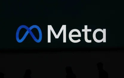 Se muestra el logotipo de Meta en una pantalla de video en LlamaCon 2025, una conferencia para desarrolladores de IA, en Menlo Park, California, el 29 de abril de 2025. Foto: Ap