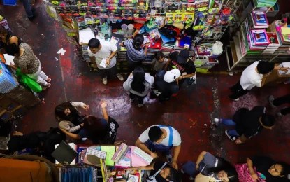 utiles La Procuraduría Federal del Consumidor recomendó comparar precios en línea y revisar cargos ocultos para ahorrar en la compra de útiles y uniformes escolares en el regreso a clases. Foto: Cuartoscuro / Archivo