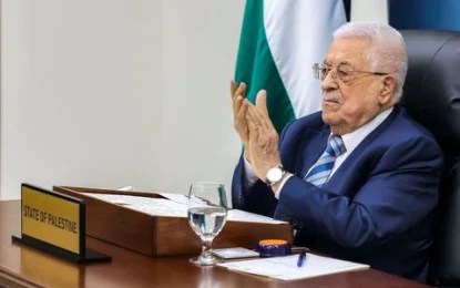 Abbas El presidente palestino Mahmud Abbas aplaudiendo mientras pronuncia un discurso por videoconferencia en la cumbre de la ONU sobre la solución de dos Estados en la ciudad de Nueva York, desde su sede en Ramala, Cisjordania ocupada, el 22 de septiembre de 2025. Foto: Afp