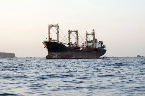 Buque comercial anclado frente a la costa de Yemen, en Bab el-Mandeb —el estrecho que conecta el mar Rojo con el golfo de Adén y el océano Índico—, el 12 de septiembre de 2026. Foto: Afp