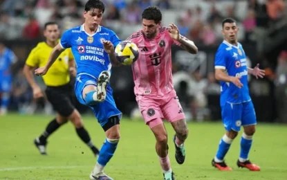 Inter de Miami vs Cruz Azul El centrocampista de Cruz Azul, Amaury García (izquierda), controla el balón mientras el centrocampista del Inter Miami, Rodrigo De Paul, lo defiende durante la segunda mitad del partido de la Copa Campeones, el miércoles 16 de septiembre de 2026, en Miami. Foto: Ap