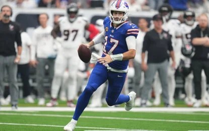 Josh Allen lideró a su equipo a una trepidante victoria 36-31 ante los Texanos de Houston al lanzar dos pases a las diagonales y anotar el mismo número de veces por tierra. Foto Ap