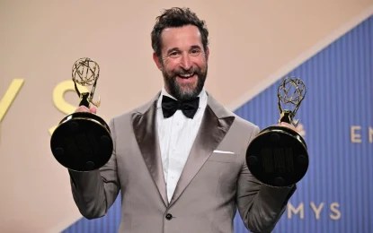 El actor estadunidense Noah Wyle posa en la sala de prensa tras ganar como Mejor Actor y Mejor Serie Dramática por The Pitt en los Emmy, en Los Ángeles, el 14 de septiembre de 2026. Foto: Afp