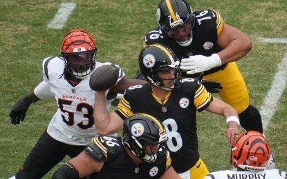 El mariscal de campo de los Pittsburgh Steelers, Aaron Rodgers (8), lanza bajo la presión del ala defensiva de los Cincinnati Bengals, Boye Mafe (53), mientras que el tackle ofensivo de los Pittsburgh Steelers, Troy Fautanu (76), y el guardia de los Pittsburgh Steelers, Mason McCormick (66), son vistos durante la segunda mitad de un partido de fútbol americano de la NFL en Pittsburgh, el domingo 27 de septiembre de 2026. Foto Ap