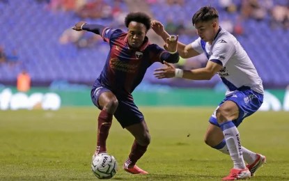 Una de las jugadas del encuentro deportivo. Foto Liga BBVA Mx