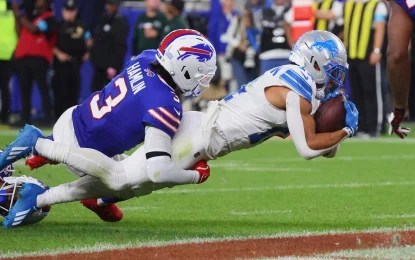 bills El receptor abierto de los Detroit Lions, Amon-Ra St. Brown (14), se lanza para atrapar un pase de touchdown mientras el safety de los Buffalo Bills, Damar Hamlin (3), lo defiende durante la segunda mitad de un partido de fútbol americano de la NFL en Orchard Park, Nueva York, el jueves 17 de septiembre de 2026. Foto Ap