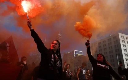 chile Cientos de chilenos marcharon este domingo en Santiago en memoria de las víctimas de la la dictadura de Augusto Pinochet. Foto Afp