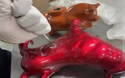 Autoridades federales y aduanales aseguraron 8.6 kilos de cocaína ocultos en 20 piezas de artesanía en el equipaje de un pasajero procedente de Lima, Perú. Foto Gabinete de Seguridad