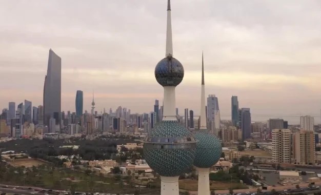 kuwait Kuwait informó que sus defensas aéreas respondieron a ataques con misiles y drones durante la madrugada. Fotograma tomado de video compartido en la cuenta de X @KuwaitArmyGHQ