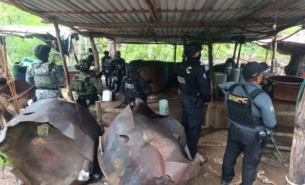 narcolaboratorio Elementos federales de Seguridad desmantelaron tres 'narcolaborarios' en la sierra de Guerrero, de acuerdo a lo que informó Omar García Harfuch, titular de la Secretaría de Seguridad y Protección Ciudadana. Foto tomada de la cuenta de X @OHarfuch