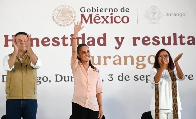 sheinbaum_durango La presidenta Claudia Sheinbaum (centro) señaló este jueves, desde la ciudad de Durango, que cuando se trata de defender a la patria, todas y todos debemos de estar unidos. Foto Presidencia