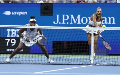 williams La estadunidense Serena Williams saca durante el partido de primera ronda de dobles femeninos, jugando junto a su hermana Venus Williams (izquierda), contra la australiana Maya Joint y la taiwanesa Chan Hao-ching en el sexto día del torneo de tenis US Open en el Centro Nacional de Tenis USTA Billie Jean King en la ciudad de Nueva York el 4 de septiembre de 2026. Foto Afp