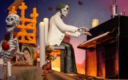 En Casa México hay recorridos guiados de unos 20 minutos que incluyen el altar principal, la colección de arte popular vinculada al Día de Muertos y un altar tradicional situado en la segunda planta. También contempla visitas por libre sin reserva en los horarios habilitados y acceso a los grupos guiados sin reserva previa, mediante una fila específica y sujeto a aforo. Foto @casademexicoesp