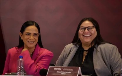 Citlalli Hernández (derecha), presidenta de la Comisión Nacional de Elecciones de Morena, negó que Estados Unidos haya intervenido en los proceso internos para elegir candidatos. Foto Roberto García Ortiz