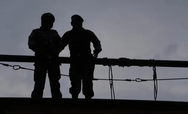 Miembros del ejército iraní aparecen en silueta durante la ceremonia de inauguración de uno de los centros de entrenamiento militar para voluntarios que se están instalando en varias plazas del centro de Teherán, Irán, el sábado 3 de octubre de 2026. Foto Ap