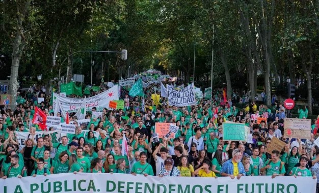 marea verde Manifestantes marchan para exigir mayor financiación para la educación pública durante una protesta en Madrid, España. Foto: Ap